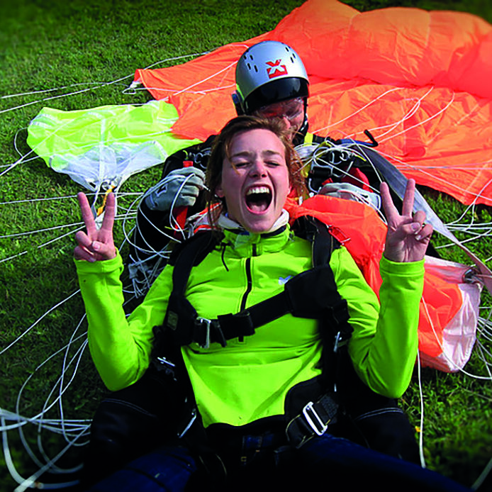 Atterrissage pour un baptême de parapente, tout en sourire avec Millau Aventure