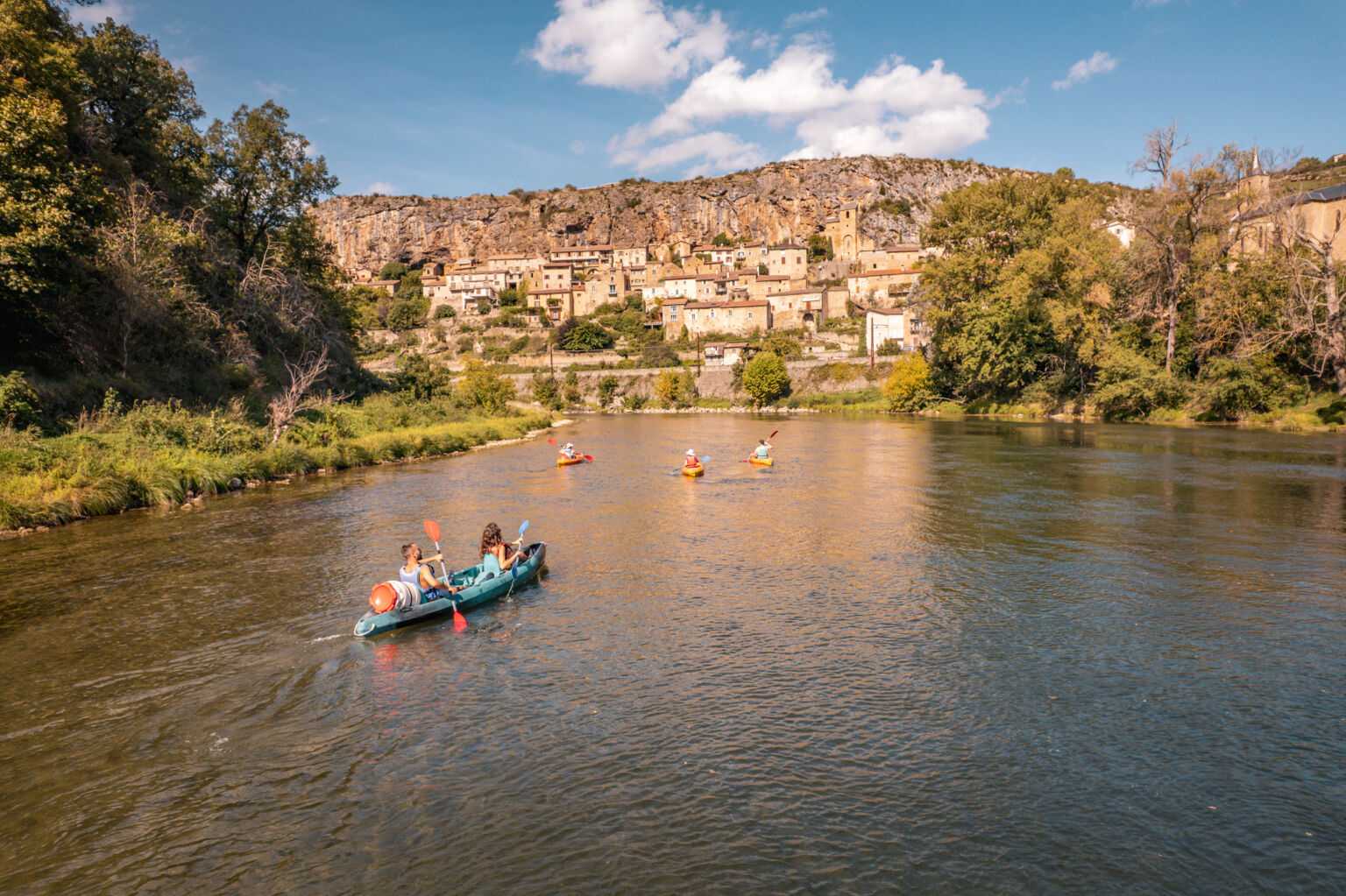 Descente du Tarn en canoë devant le village classé de Peyre sur un parcours de 8 km