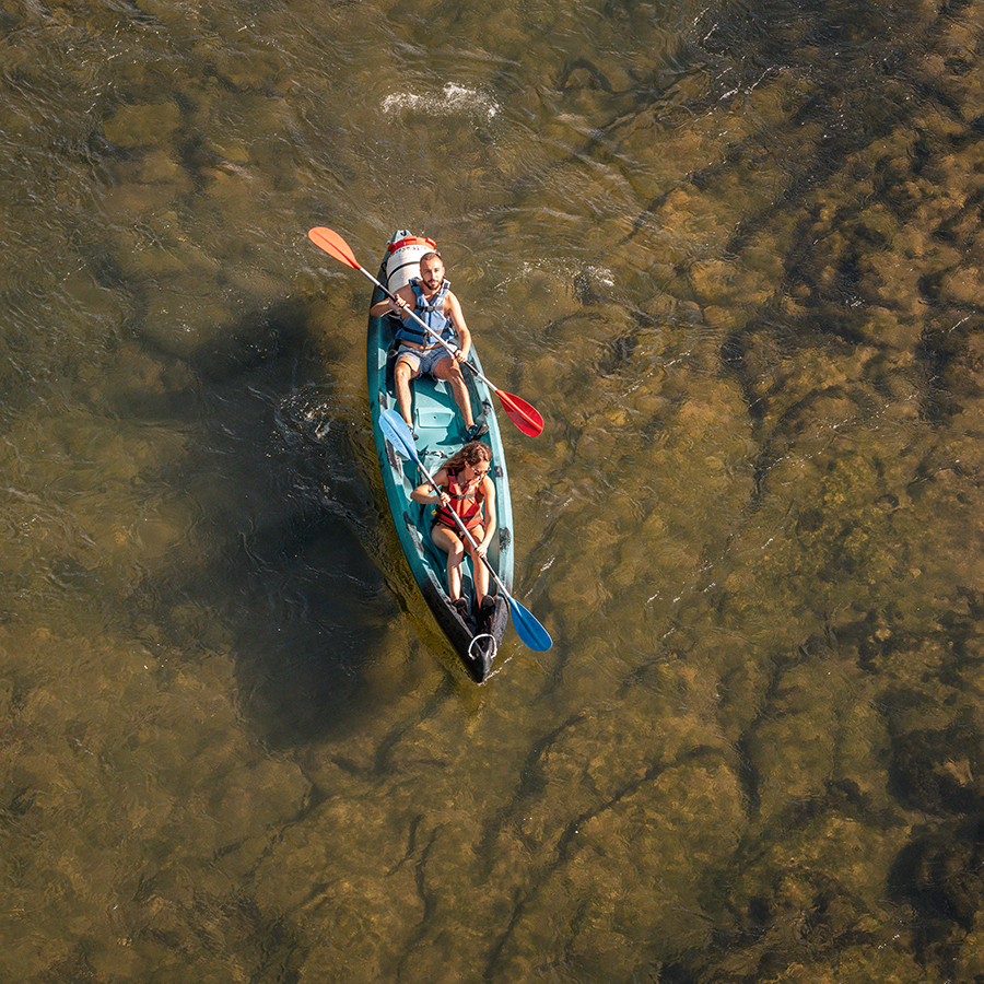 Vue aérienne de canoë sur le Tarn près de Millau