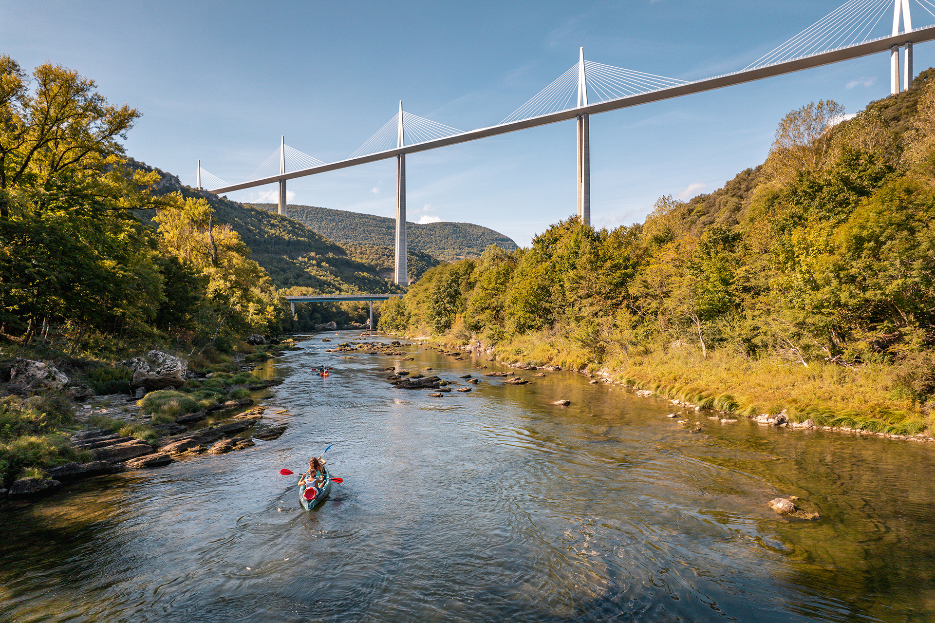 Descente du Tarn en canoë avec passage sous le Viaduc de Millau près de Millau