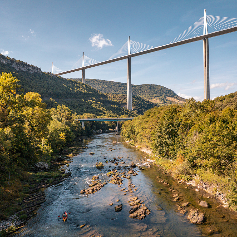 Canoë sous le Viaduc de Millau avec vue sur les paysages autour de Millau
