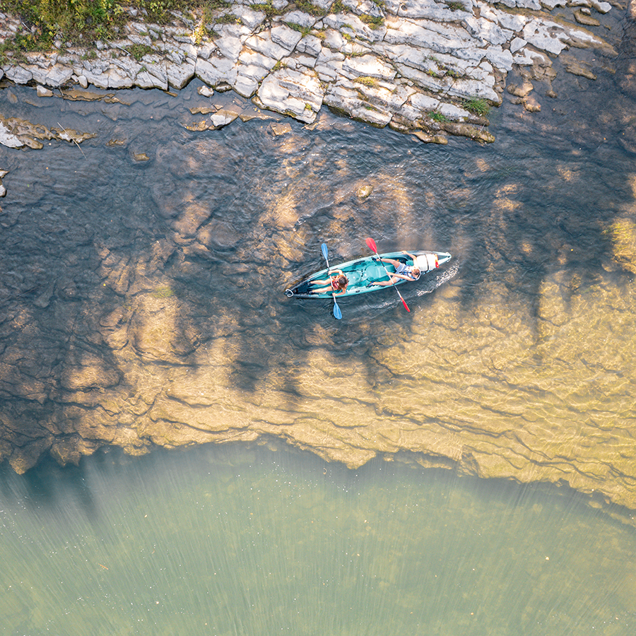 Canoës sur le Tarn avec paysage naturel vus en drone