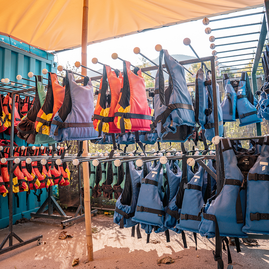 Gilets de sauvetage prêts pour la descente du Tarn en canoë près de Millau