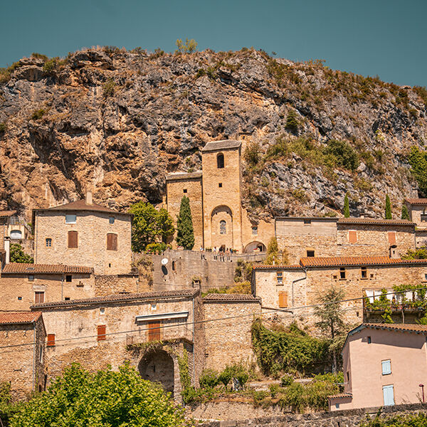 Classé parmi les plus beaux village de France, Peyre sous sa falaise au bord du Tarn
