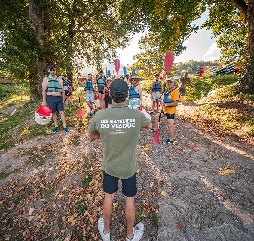 Equipement complet et briefing pour la descente du Tarn avec Millau Aventure