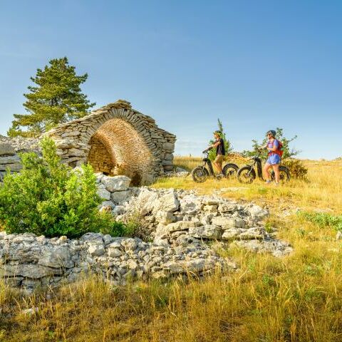 Trottinette tout‑terrain dans les paysages sauvages du Larzac