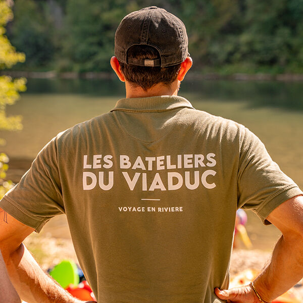 Équipe Millau Aventure préparant les activités sur la base de Creissels près de Millau