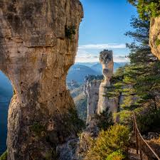 Sentier de randonnée au pied des rochers Vase de Sèvre & Vase de Chine